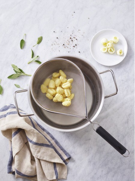 Сито поварское для процеживания, нержавеющая сталь, D-22х18см, пластиковая ручка 19 см, Paderno. (12630-22)