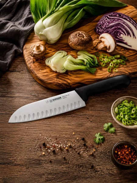 Нож поварской профессиональный для восточной кухни Сантоку, 18 см, лезвие с желобками, ручка TPE, Giesser. (8269 wwlk 18)