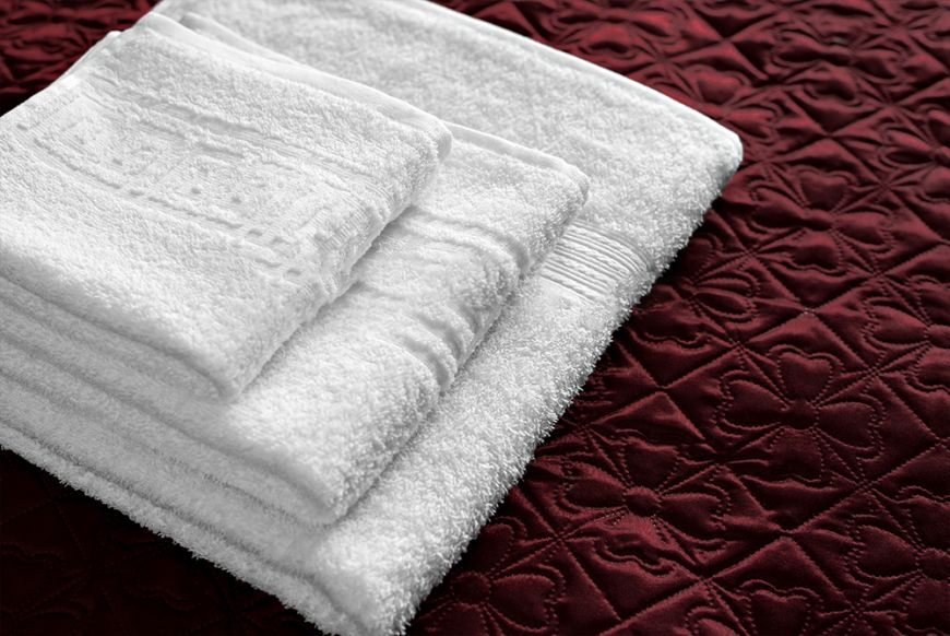 Полотенца красноярск. Махровые полотенца для гостиниц. Полотенце махровое белый. Полотенце для лица 50х90.
